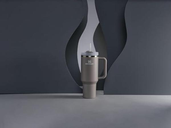 Vaso Stanley Quencher H2.0 con asa y pajita de 473 ml | Tapa Flowstate de 3 posiciones | Compatible con portavasos para viajes | Vaso térmico de acero inoxidable | Sin BPA | Color 