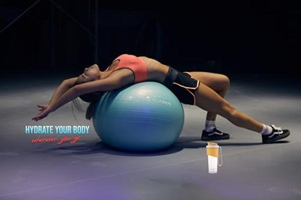 Botella mezcladora Kubha de segunda generación para proteínas con bola mezcladora: perfecta para entrenar y usar al aire libre, 24 onzas de proteína de suero con medidor transparen