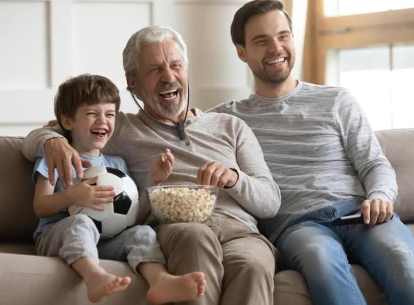 HearSound Gold - Sistema de auriculares inalámbricos digitales para TV con audífonos - Ideal para personas mayores o con problemas de audición - Compatible con todos los televisore