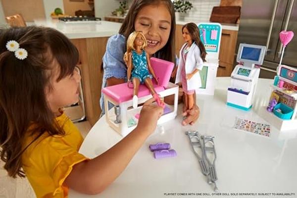 Set de juego Barbie Careers, Clínica de Casteo Rápido con Muñeca de Moda Doctora Morena, Muebles y más de 30 accesorios, incluyendo Moldes y Masa para Vendajes.