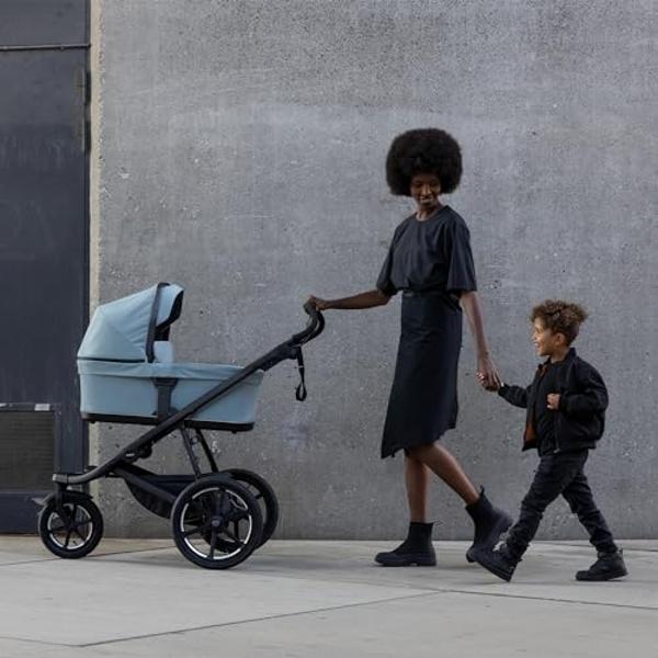 Cochecito todoterreno Thule Urban Glide 3 para un solo niño, sistema de suspensión total, neumáticos de aire, asiento vertical con reclinación ajustable y reposapiernas integrado, 