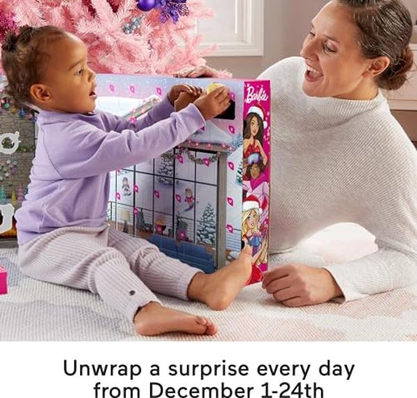 Calendario de Adviento de Barbie Little People de Fisher-Price, 24 figuras y piezas navideñas para niños a partir de 18 meses.