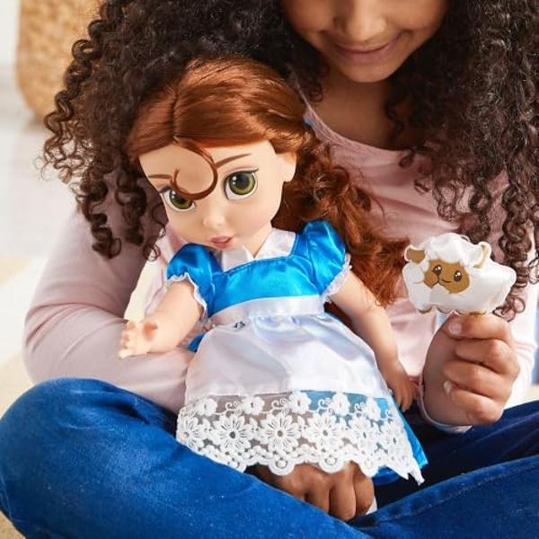 Muñeca Bella de 40 cm de la colección Disney Animators de La Bella y la Bestia con oveja, totalmente articulada, vestido de satén - A partir de 3 años