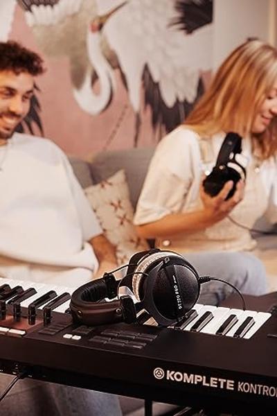 Audífonos de estudio supraaurales beyerdynamic DT 770 PRO de 80 ohmios en gris. Diseño cerrado y cableado para grabación y monitorización profesional.