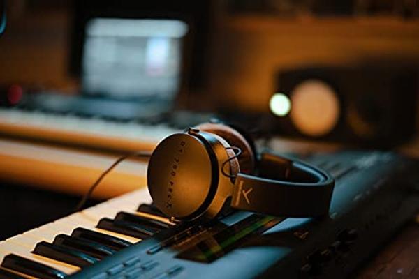 Auriculares de estudio cerrados beyerdynamic DT 700 PRO X con controlador Stellar .45 para grabación y monitorización en todos los dispositivos de reproducción.