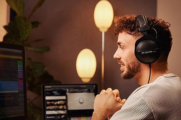 Audífonos de estudio supraaurales beyerdynamic DT 770 PRO de 80 ohmios en gris. Diseño cerrado y cableado para grabación y monitorización profesional.