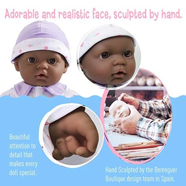 Muñeca bebé afroamericana JC Toys La Baby, cuerpo blando mediano de 40 cm | Lavable | Conjunto morado extraíble con gorro y chupete | Para niños a partir de 12 meses, 40 cm.