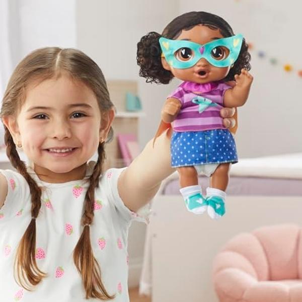 Muñeca de juego Baby Alive Super BFF Tilly Tinker con cabello negro, 28 cm, para vestir, para niñas y niños de 3 años en adelante (Exclusivo de Amazon).