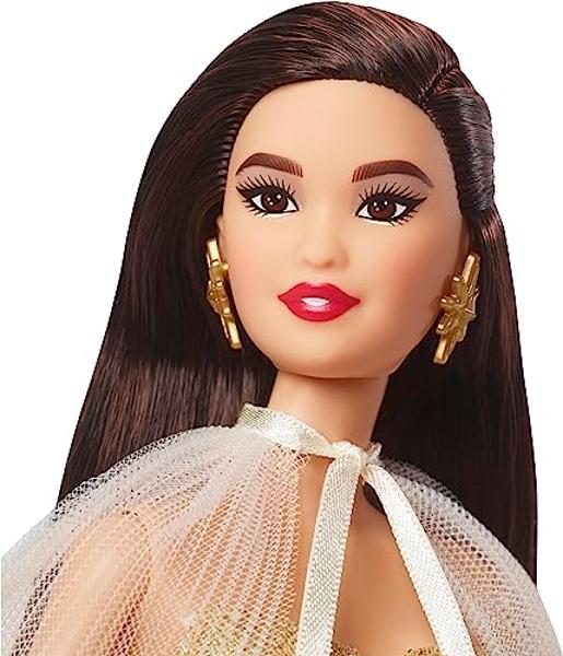 Muñeca Barbie Signature 2023 Holiday, cabello negro con vestido dorado, coleccionable con peana y certificado de autenticidad..
