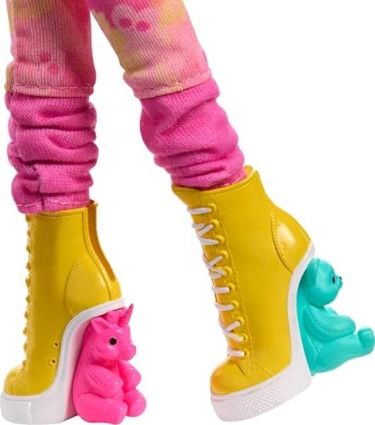 Muñeca y accesorios Monster High Wednesday, coleccionable de Enid Sinclair en rosa con boina y mochila, soporte para muñecas.
