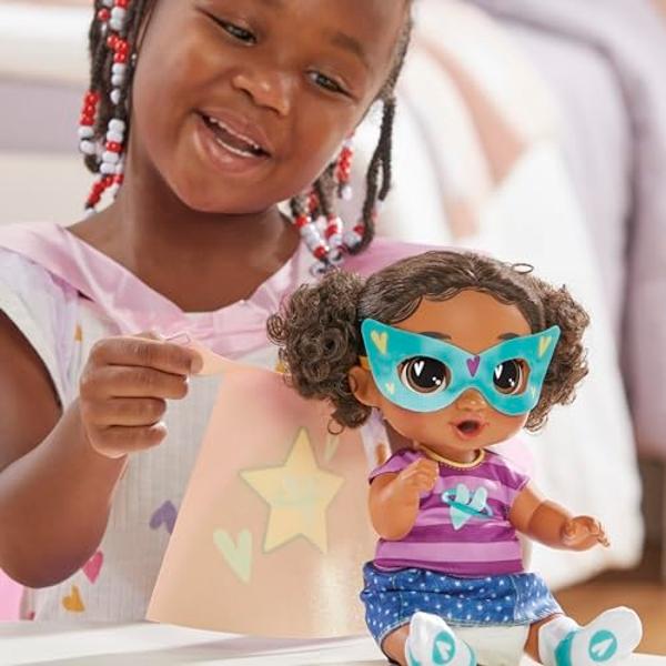 Muñeca de juego Baby Alive Super BFF Tilly Tinker con cabello negro, 28 cm, para vestir, para niñas y niños de 3 años en adelante (Exclusivo de Amazon).