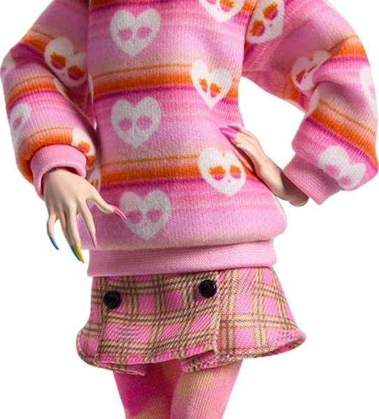 Muñeca y accesorios Monster High Wednesday, coleccionable de Enid Sinclair en rosa con boina y mochila, soporte para muñecas.
