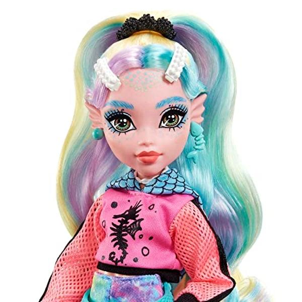 Muñeca Monster High, Lagoona Blue, con cabello con mechas de colores y su estilo característico, con accesorios de moda y su mascota, la piraña Neptuna..