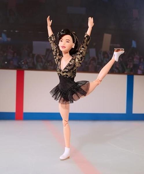 Muñeca Barbie inspiradora de Kristi Yamaguchi, coleccionable, con traje de los Juegos Olímpicos de Invierno de 1992, malla negra y dorada brillante y patines blancos..
