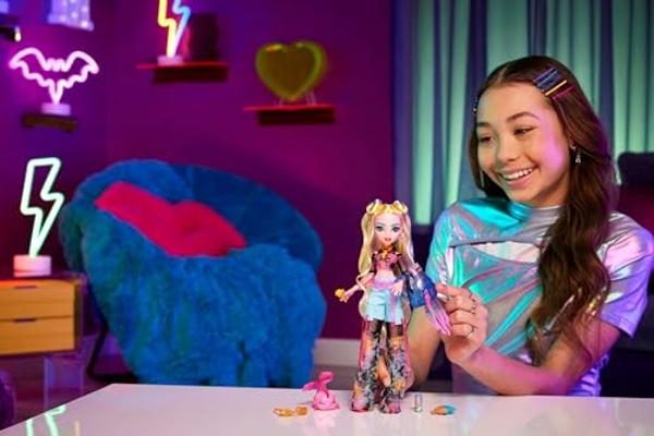 Muñeca Monster High Lagoona Blue con camiseta de malla y pantalones cargo. Incluye el pez mascota Neptuna y accesorios como una mochila, un refrigerio y un cuaderno..