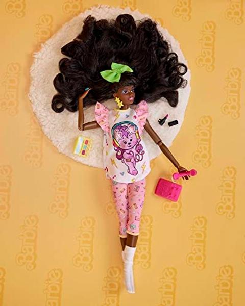 Muñeca Barbie Rewind y accesorios con cabello negro rizado y atuendo de fiesta de pijamas inspirado en los años 80, coleccionable y exhibible.