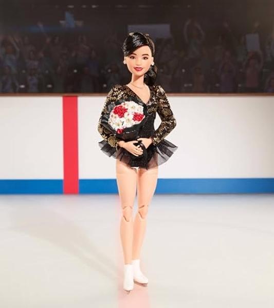 Muñeca Barbie inspiradora de Kristi Yamaguchi, coleccionable, con traje de los Juegos Olímpicos de Invierno de 1992, malla negra y dorada brillante y patines blancos..