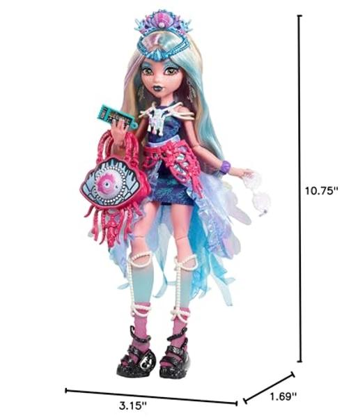 Muñeca Monster High Cleo De Nile con blusa dorada y falda a capas, incluye mascota Cobra Hissette y accesorios como una mochila, un refrigerio y un pergamino..