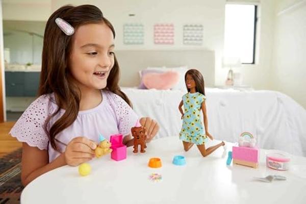 Muñeca Monster High Lagoona Blue con camiseta de malla y pantalones cargo. Incluye el pez mascota Neptuna y accesorios como una mochila, un refrigerio y un cuaderno..