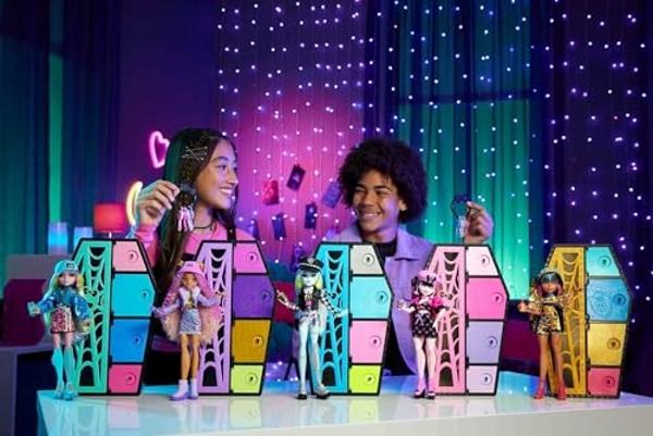 Muñeca Monster High Monster Fest, Clawdeen Wolf con un atuendo glamuroso y accesorios con temática de festival como bocadillos, póster de banda, bolso llamativo y más.