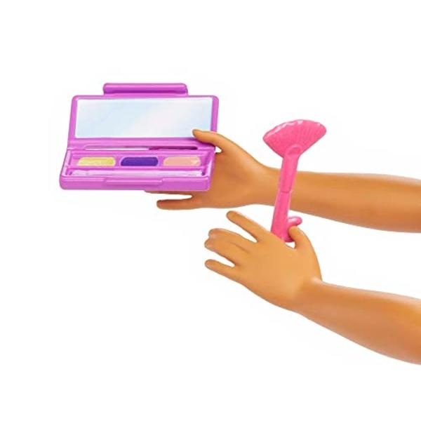 Muñeca Barbie Carreras de Moda y Accesorios, Maquilladora con Cabello Verde Azulado y Piezas de Arte que Incluyen Paleta y Pincel.