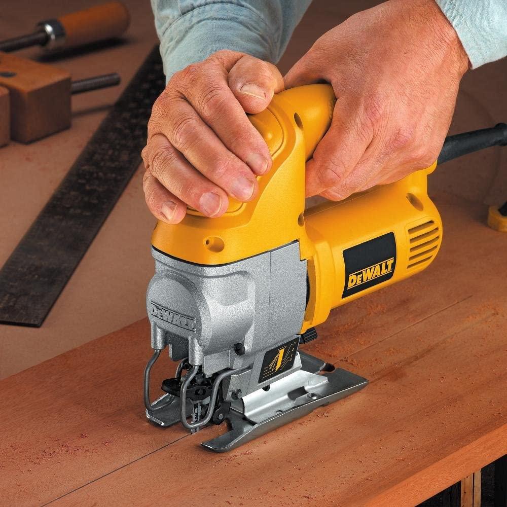SIERRA CALADORA ORBITAL 660W 4 POS 85MM DEWALT DW317